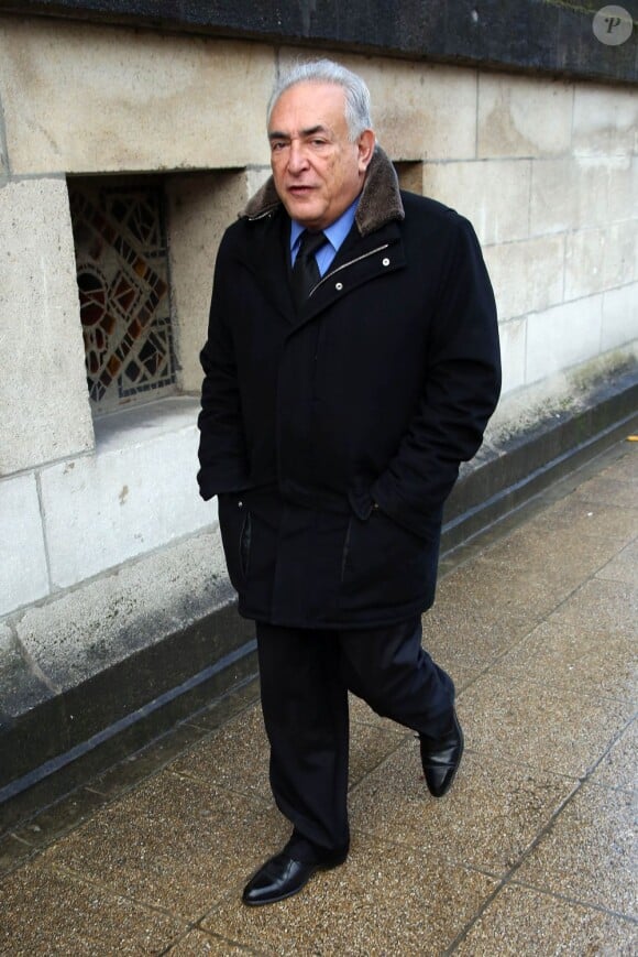 Dominique Strauss Kahn aux obsèques d'Erik Izraelewicz, ancien directeur du journal Le Monde, à Paris le 4 décembre 2012.