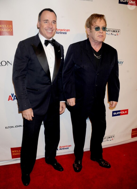 Elton John et son mari David Furnish au 11e gala de sa fondation contre le Sida intitulé An Enduring Vision, à New York, le 15 octobre 2012.