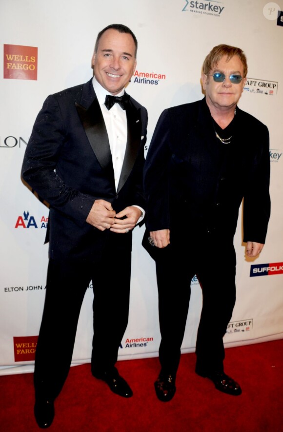 Elton John pose au 11e gala de sa fondation contre le Sida intitulé An Enduring Vision, à New York, le 15 octobre 2012.