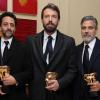 Ben Affleck, George Clooney, Grant Heslvov avec leurs trophées lors de l'after-party BAFTA à Londres, le 10 février 2013.