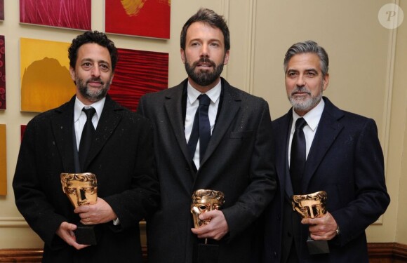 Ben Affleck, George Clooney, Grant Heslvov avec leurs trophées lors de l'after-party BAFTA à Londres, le 10 février 2013.