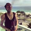 Wiz Khalifa postait le dimanche 13 janvier sur Instagram cette photo de lui en train de fumer au bong sur le balcon de sa chambre d'hôtel au Brésil avec en légende : "Fumer Rêver Vivre".