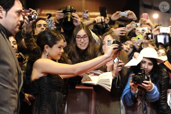 Selena Gomez posent avec ses fans à la première de Spring Breakers à Madrid, le 21 février 2013.