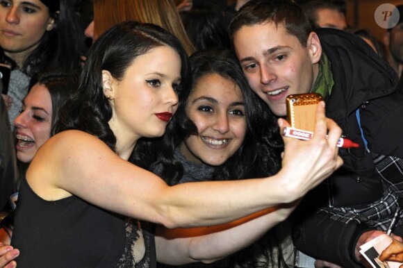Rachel Korine avec des fans à la première de Spring Breakers à Madrid, le 21 février 2013.