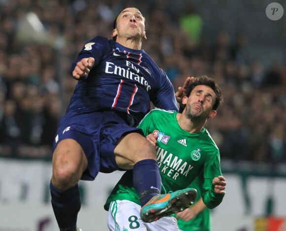 Zlatan Ibrahimovic a la lutte avec Alejandro Alonso lors du match entre le Paris Saint-Germain et l'AS Saint-Etienne à Geoffroy Guichard à Saint-Etienne le 27 novembre 2012