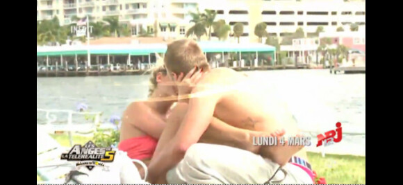 Aurélie et Benjamin s'embrassent dans les Anges de la télé-réalité 5, le 4 mars 2013 sur NRJ12