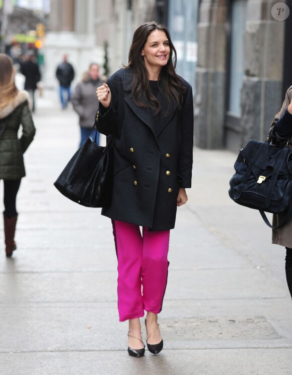 Katie Holmes, souriante, se balade dans les rues de New York, le 22 février 2013.