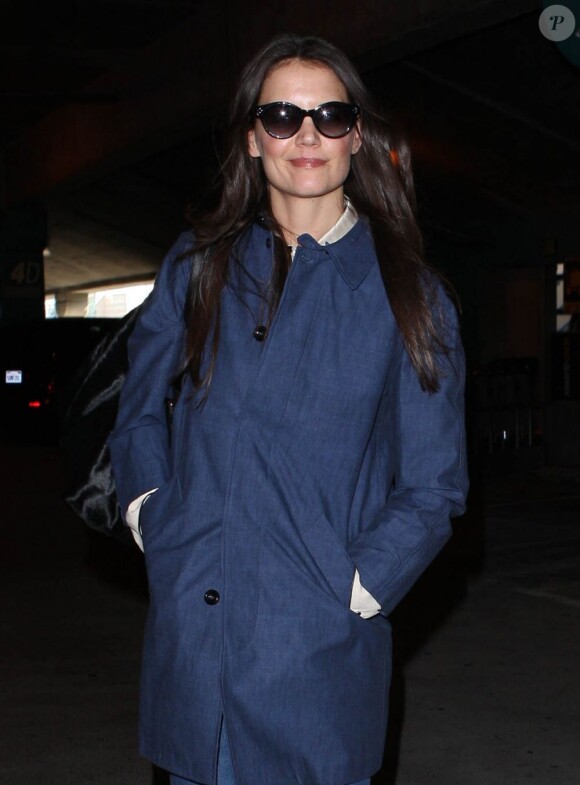Katie Holmes arrive à l'aéroport de Los Angeles, le 21 février 2013. Elle va faire la fête et repartir le même jour.
