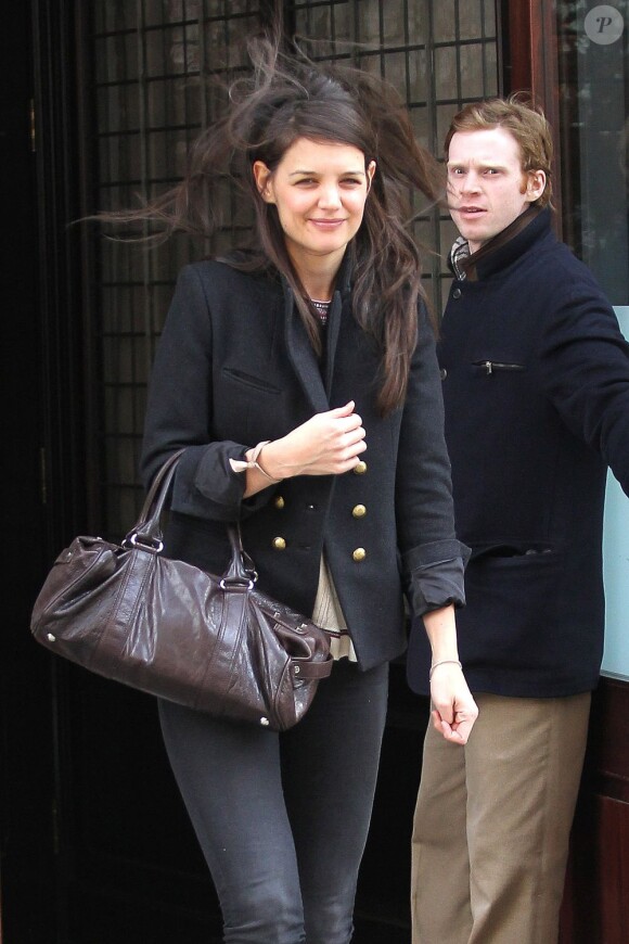 Katie Holmes sort d'un hôtel de New York après une réunion, le 1er février 2013.