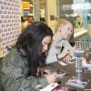 EXCLU : Zayra et Laurène signent des autographes au centre commercial du Millénaire, Aubervilliers, samedi 23 février 2013