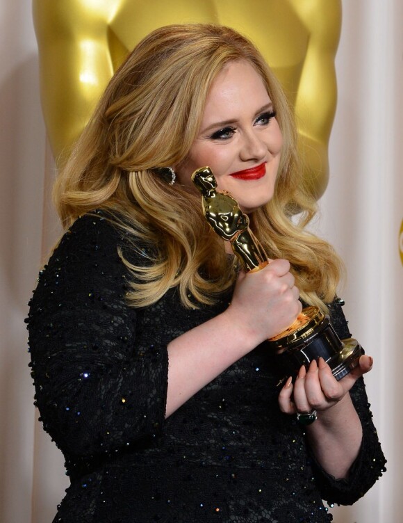 La chanteuse Adele savoure son Oscar glané pour la chanson originale Skyfall qu'elle interprétera en exclusivité pour la 85e cérémonie des Oscars, à Los Angeles, le 24 février 2013.