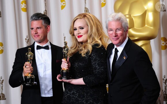 Adele entourée de Paul Epworth et Richard Gere après la 85e cérémonie des Oscars, à Los Angeles, le 24 février 2013.