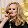 Adele chouchoute déjà sa précieuse statuette lors de la 85e cérémonie des Oscars, à Los Angeles, le 24 février 2013.