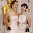 Jennifer Lawrence et Anne Hathaway heureuses avec leurs Oscars après la 85e cérémonie des Oscars au Dolby Theatre de Los Angeles, le 24 février 2013.