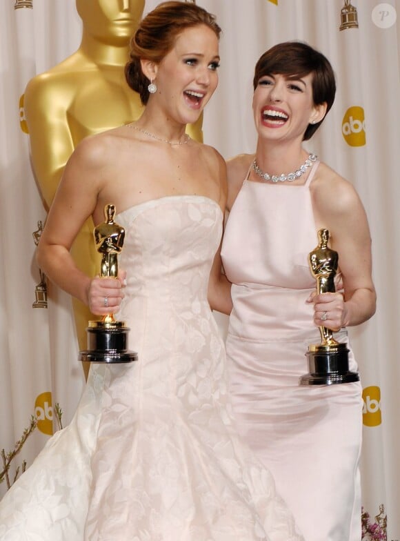 Jennifer Lawrence et Anne Hathaway heureuses avec leurs Oscars après la 85e cérémonie des Oscars au Dolby Theatre de Los Angeles, le 24 février 2013.