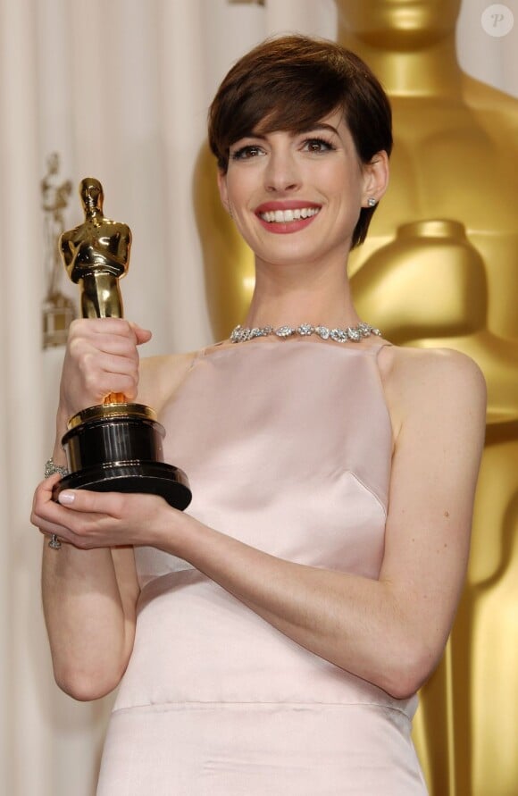 Anne Hathaway pose avec son Oscar à la 85e cérémonie des Oscars au Dolby Theatre de Los Angeles, le 24 février 2013.