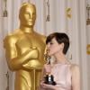 Anne Hathaway embrasse son Oscars pendant la 85e cérémonie des Oscars au Dolby Theatre de Los Angeles, le 24 février 2013.