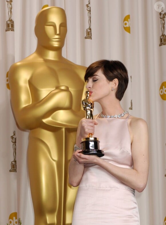 Anne Hathaway embrasse son Oscars pendant la 85e cérémonie des Oscars au Dolby Theatre de Los Angeles, le 24 février 2013.