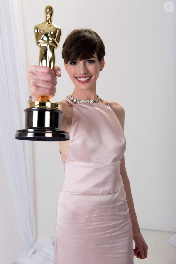 Anne Hathaway a gagné l'Oscar du meilleurs second rôle pendant la 85e cérémonie des Oscars au Dolby Theatre de Los Angeles, le 24 février 2013.