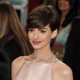 En Prada, Anne Hathaway est sexy à souhait à la 85e cérémonie des Oscars au Dolby Theatre de Los Angeles, le 24 février 2013.