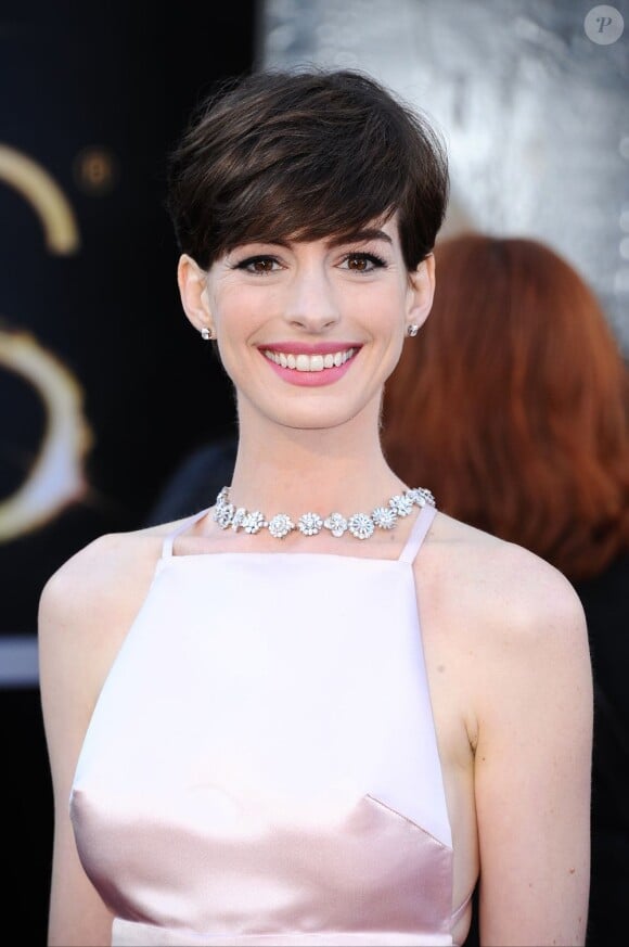 Anne Hathaway radieuse à la 85e cérémonie des Oscars au Dolby Theatre de Los Angeles, le 24 février 2013.