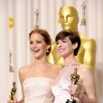Jennifer Lawrence et Anne Hathaway posent ensemble au photocall après la 85e cérémonie des Oscars au Dolby Theatre de Los Angeles, le 24 février 2013.
