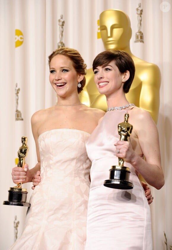 Jennifer Lawrence et Anne Hathaway posent ensemble au photocall après la 85e cérémonie des Oscars au Dolby Theatre de Los Angeles, le 24 février 2013.