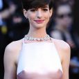 Anne Hathaway et sa poitrine ont interpellé quelques observateurs internautes lors de la 85e cérémonie des Oscars au Dolby Theatre de Los Angeles, le 24 février 2013.