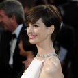 Anne Hathaway de profil à la 85e cérémonie des Oscars au Dolby Theatre de Los Angeles, le 24 février 2013.
