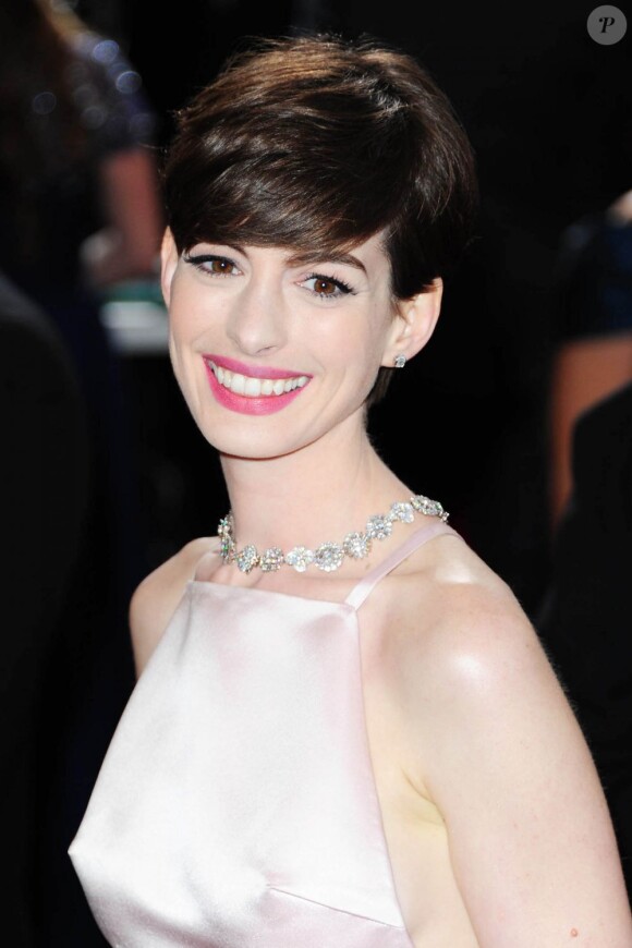 Anne Hathaway pétille de malice à la 85e cérémonie des Oscars au Dolby Theatre de Los Angeles, le 24 février 2013.