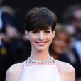 Anne Hathaway et sa poitrine polémique à la 85e cérémonie des Oscars au Dolby Theatre de Los Angeles, le 24 février 2013.