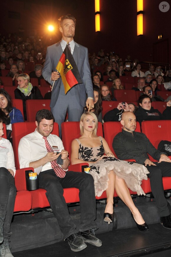 Josh Duhamel et Julianne Hough étaient à Berlin pour l'avant-première de Safe Haven, le 24 février 2013. Les acteurs et le public présents dans la salle de projection ont entamé un Harlem Shake endiablé.