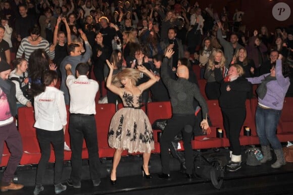 Josh Duhamel et Julianne Hough étaient à Berlin pour l'avant-première du film Safe Haven, le 24 février 2013. Les acteurs et le public ont entamé un Harlem Shake endiablé.
