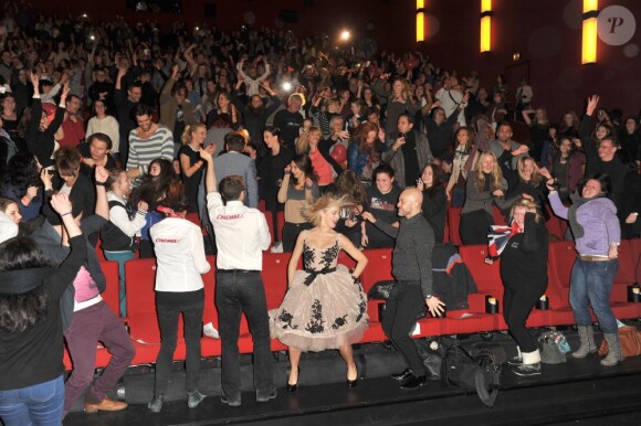 Josh Duhamel et Julianne Hough étaient à Berlin pour présenter le film Safe Haven, le 24 février 2013. Les acteurs et le public présents dans la salle de projection ont entamé un Harlem Shake endiablé.