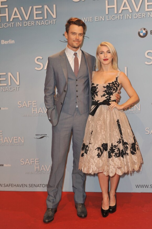 Josh Duhamel et Julianne Hough étaient à Berlin pour l'avant-première du film Safe Haven, le 24 février 2013. Les acteurs et le public présents dans la salle de projection ont entamé un Harlem Shake endiablé.