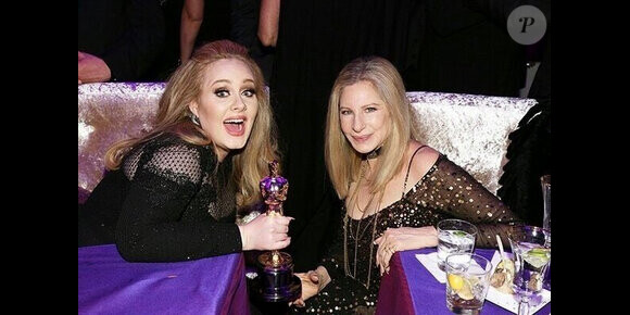 Adele savoure son Oscar auprès de Barbra Streisand (@BarbraStreisand).