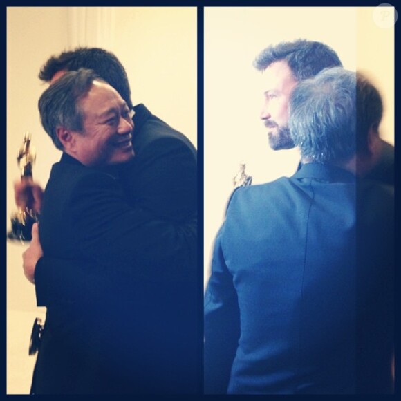 Ben Affleck et Ang Lee se congratulent pour leurs récompenses.