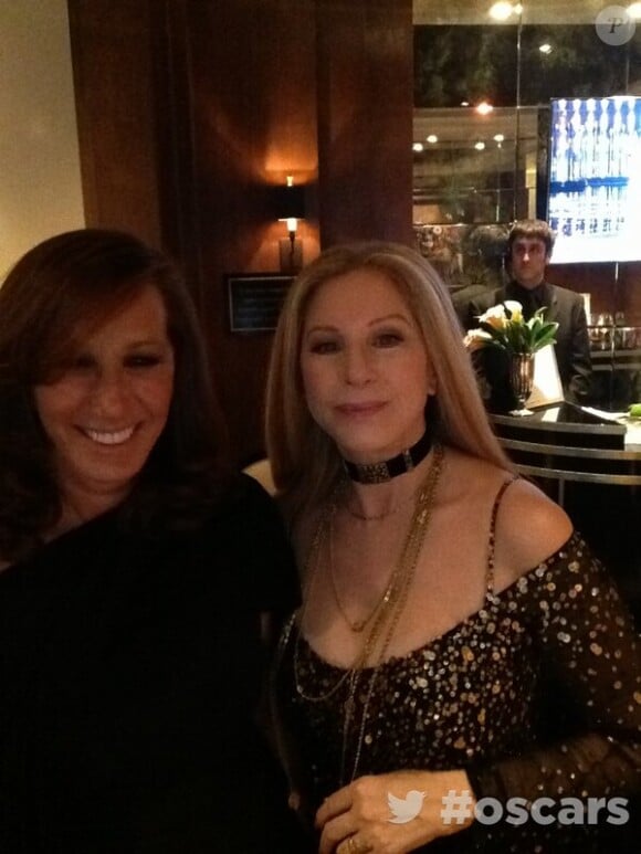 Barbra Streisand et Donna Karan dans les coulisses des Oscars.