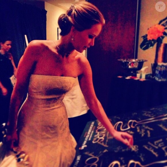 Jennifer Lawrence signe le poster des oscarisés.