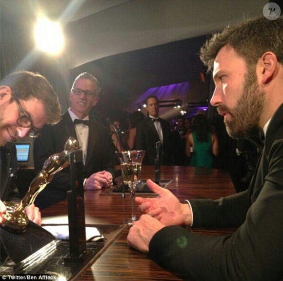 Ben Affleck fait graver son Oscar.