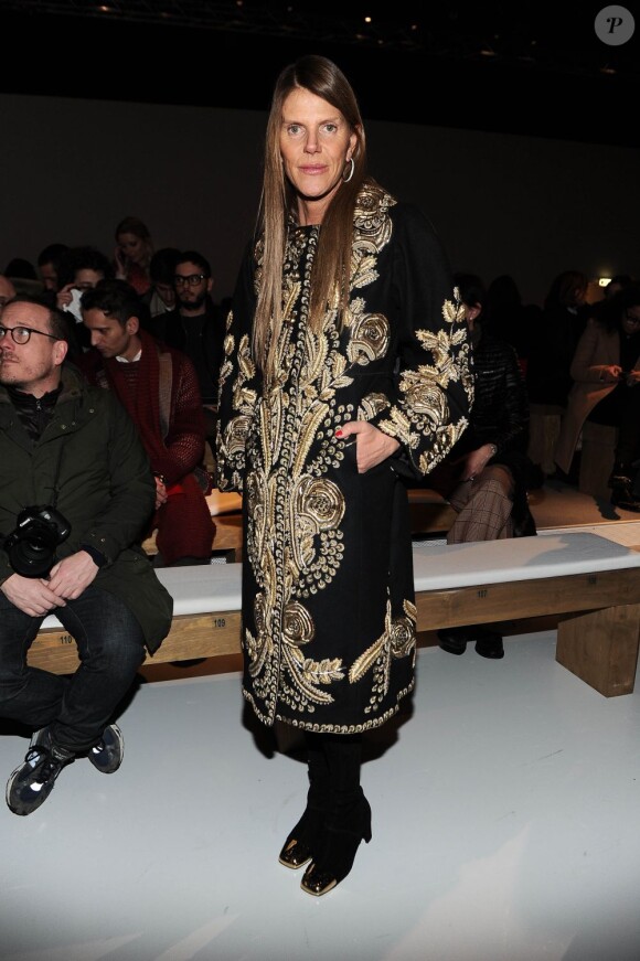 La styliste et directrice mode du Vogue Japan Anna Dello Russo assiste au défilé Salvatore Ferragamo automne-hiver 2013-2013. Milan, le 24 février 2013.