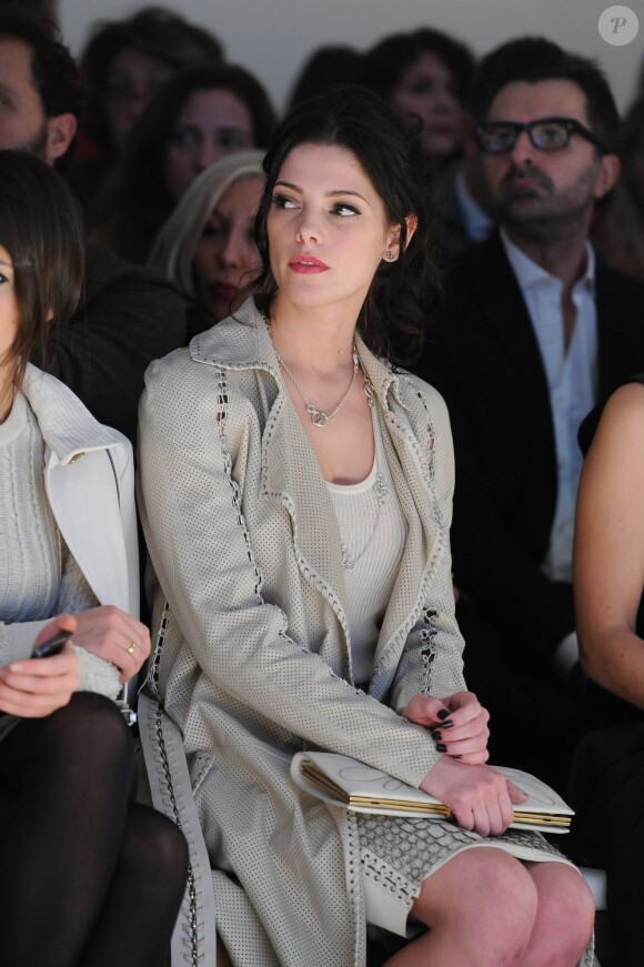 Ashley Greene observe les passages des mannequins lors du défilé Salvatore Ferragamo automne-hiver 2013-2014. Milan, le 24 février 2013.
