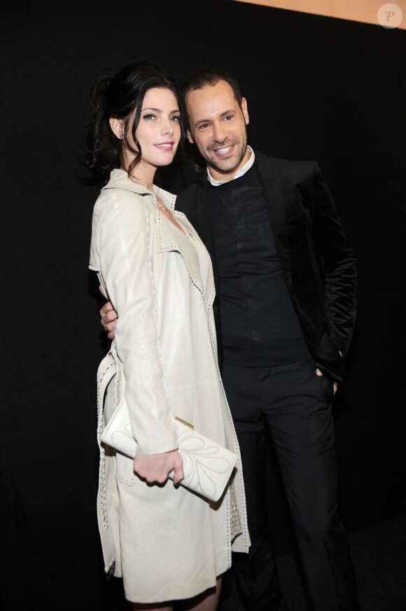 Ashley Greene et Massimiliano Giornetti, directeur artistique de Salvatore Ferragamo, dans les coulisses du défilé automne-hiver 2013-2014 de la marque italienne. Milan, le 24 février 2013.
