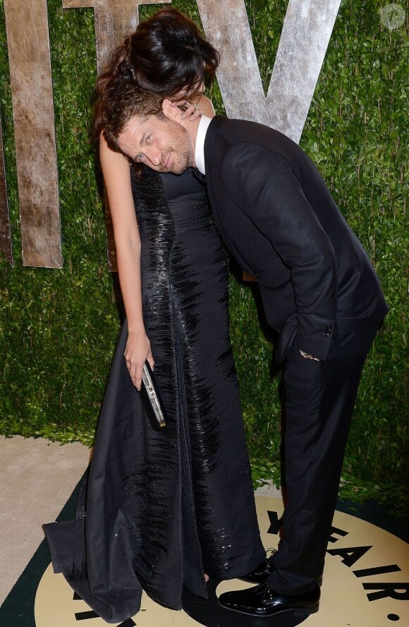 Madalina Ghenea et Gerard Butler, complices lors de l'after-party des Oscars organisée par le magazine Vanity Fair au Sunset Tower Hotel. Los Angeles, le 24 février 2013.