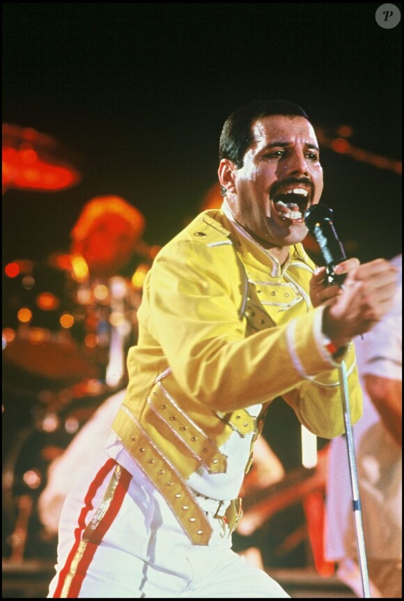 Le chanteur Freddie Mercury en concert, le 16 juillet 1986.