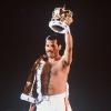 Freddie Mercury, leader du groupe Queen en concert, le 16 juillet 1986.