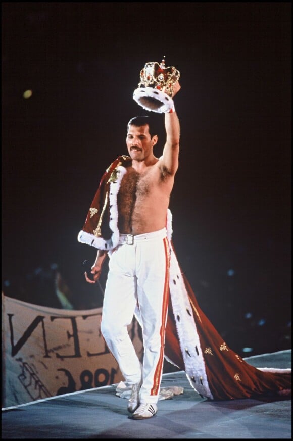 Freddie Mercury, leader du groupe Queen en concert, le 16 juillet 1986.