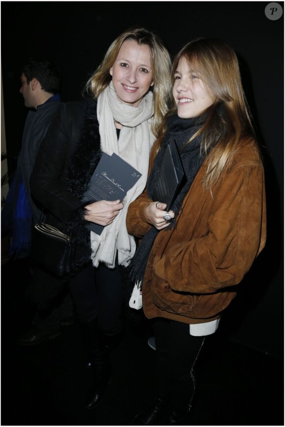 Sarah Lavoine, épouse du chanteur Marc Lavoine, et leur fille Yasmine assistent au défilé Etam Lingerie à la Bourse de Commerce. Paris, le 26 février 2013.
