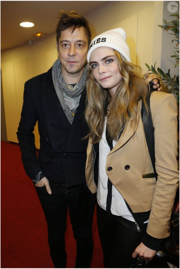 Jamie Hince et le mannequin Cara Delevingne assistent au défilé Etam Lingerie à la Bourse de Commerce. Paris, le 26 février 2013.