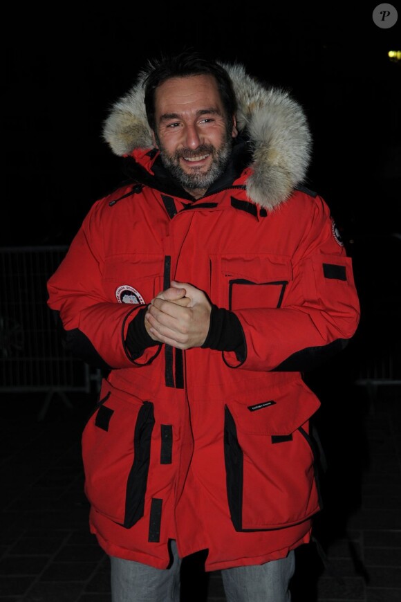 Gilles Lellouche chaudement vêtu arrive à la Bourse de Commerce pour assister au défilé Etam Lingerie. Paris, le 26 février 2013.